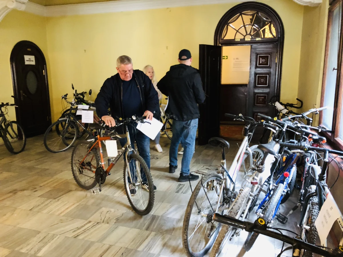 W łódzkim Biurze Rzeczy Znalezionych odbyła się aukcja, która przyciągnęła uwagę wielu łowców okazji. Wśród wystawionych przedmiotów to rowery cieszyły się największym zainteresowaniem, a najdroższy z nich został sprzedany za 1350 złotych. Wydarzenie przyciągnęło kilkadziesiąt osób gotowych na licytacyjne pojedynki. 