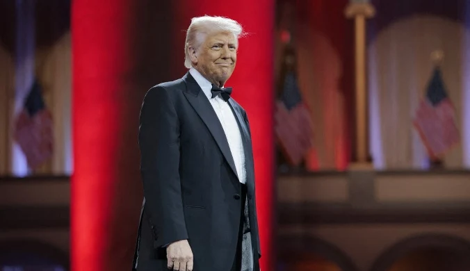 Trump reklamuje swoją walutę, pokazał plakat. Demokraci chcą impeachmentu