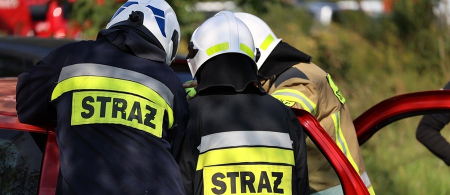 Tragiczny wypadek w Ostrowicach w województwie zachodniopomorskim. Do wykopu wpadł mężczyzna, po czym został przysypany ziemią. Niestety nie udało się uratować jego życia.