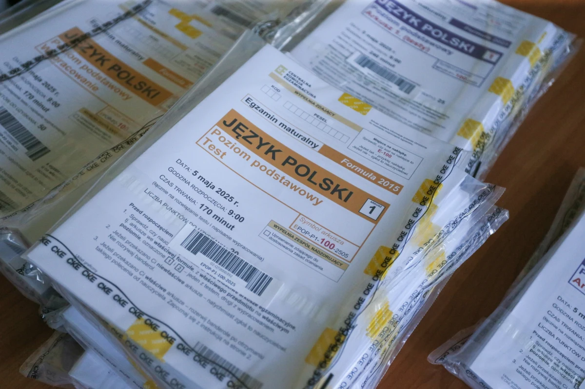 Najwcześniej we wtorek Centralna Komisja Egzaminacyjna złoży zawiadomienie w sprawie opublikowania w mediach społecznościowych zdjęć z tegorocznego arkusza egzaminacyjnego matury z języka polskiego. Tę informację potwierdził dziennikarzowi RMF FM dyrektor CKE prof. Robert Zakrzewski. Opublikowane zdjęcia matury "najprawdopodobniej wykonane zostały przez zdającego, który wniósł na salę egzaminacyjną urządzenie telekomunikacyjne". "Nie zostały ujawnione przed rozpoczęciem egzaminu" - zaznaczyła CKE. Nie doszło więc do przecieku.
