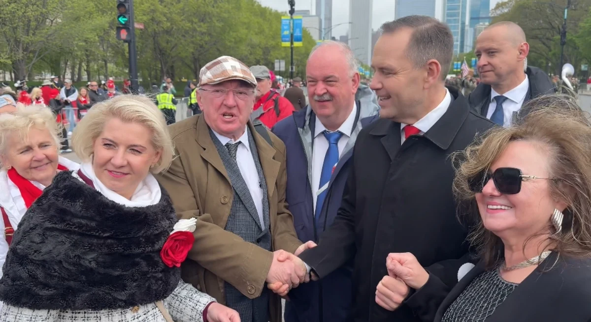To nie Polonia witała się na tych zdjęciach z Karolem Nawrockim w Chicago, a politycy Prawa i Sprawiedliwości - dowiedział się amerykański korespondent RMF FM Paweł Żuchowski. "To delegacja z urzędu, odbywająca się cyklicznie, w ramach dobrych kontaktów z Polonią" - tak o wyjeździe podkarpackich samorządowców na paradę z okazji święta Konstytucji 3 Maja w Chicago mówi w rozmowie z RMF FM Adrian Biernacki, rzecznik prasowy Urzędu Marszałkowskiego Województwa Podkarpackiego.