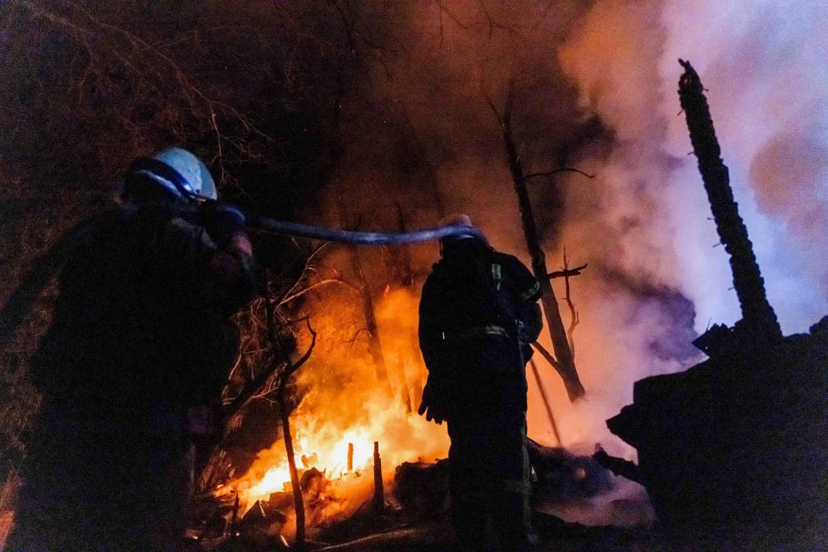 Władze obwodu sumskiego na północnym wschodzie Ukrainy zaapelowały do mieszkańców dwóch miast przy granicy z Rosją o pilną ewakuację w związku z intensywnymi ostrzałami ze strony rosyjskich wojsk. "Dziś spadło na nas kilkadziesiąt bomb" - poinformował mer jednego z tych miast, Biłopilla.
