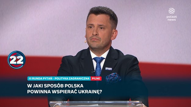 Debata przedstawicieli sztabów wyborczych niemal wszystkich kandydatów ubiegających się o urząd prezydenta. Uczestnicy odpowiadali na pytania dotyczące bezpieczeństwa, polityki zagranicznej oraz polityki krajowej. Trzecie pytanie dotyczyło pomocy Ukrainie. Przemysław Wipler: Sławomir Mentzen jako prezydent nie pozwoli, by polskie wojsko pojawiło się na Ukrainie. Paweł Śliz (sztab Szymona Hołowni): My nie zamierzamy wysyłać żołnierzy do Kijowa, to straszna dezinformacja, która się szerzy. Anna Górska (sztab Magdaleny Biejat): Za oceanem nie mamy partnera. Musimy namawiać partnerów z UE by prowadzili politykę, która zmusi Putina do ustępstw. Paweł Frankiewicz (sztab Marka Wocha): Odnoszę wrażenie, że te wybory są na Ukrainie, a nie w Polsce, tyle mówi się o tym kraju. Pomagajmy im. Wojciech Hadaj (sztab Krzysztofa Stanowskiego): Odnoszę wrażenie, że bardziej zależy Wam na dobru Ukrainy niż Polski. Zełenski wyraża coraz mniejszą wdzięczność za pomoc, jaką im okazaliśmy. Ukraińcy też. Co nie znaczy, że nie powinniśmy im pomagać. Tylko logicznie. Monika Rosa (sztab Rafała Trzaskowskiego): Polska jest bezpieczna dzięki NATO, silnej granicy, ale też dzięki Ukrainie. Musimy pokazywać, kto jest agresorem.