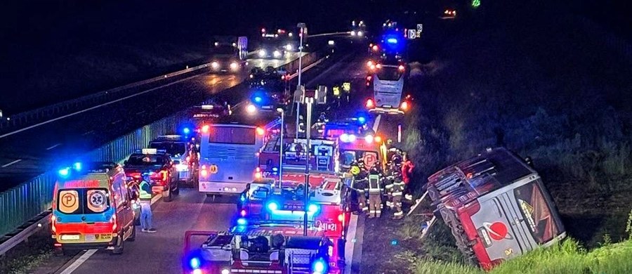 Cztery osoby zostały ranne w wypadku autokaru na autostradzie A4 na Dolnym Śląsku. Do zdarzenia doszło w poniedziałek późnym wieczorem między węzłami Wądroże Wielkie a Budziszów - w kierunku Wrocławia. 