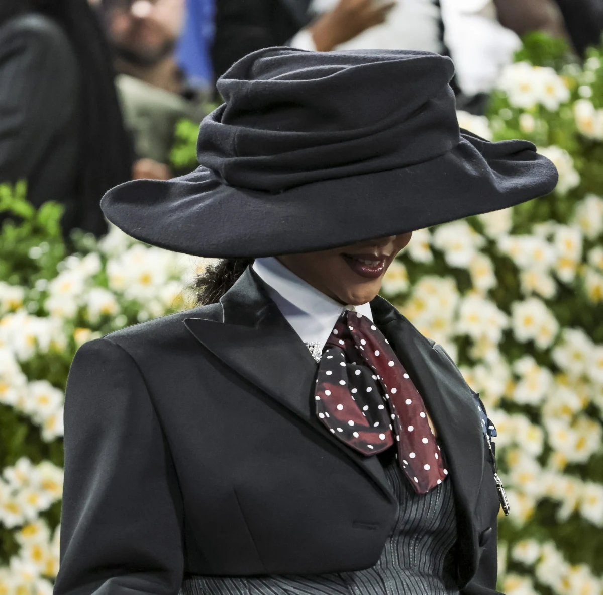 Choć jej partner był współprowadzącym galę, to dziś światowe media piszą o niej. Wchodząc na schody Metropolitan Museum of Art w Nowym Jorku, Rihanna ujawniła, że jest w trzeciej ciąży.