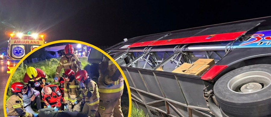 Autokarem, który w nocy zjechał z jezdni i wjechał do rowu na autostradzie A4 na Dolnym Śląsku, podróżowali amerykańscy żołnierze. Mamy nowe informacje w sprawie wypadku, do którego doszło między węzłami Wądroże Wielkie i Budziszów. Rannych zostało w sumie 8 osób. 