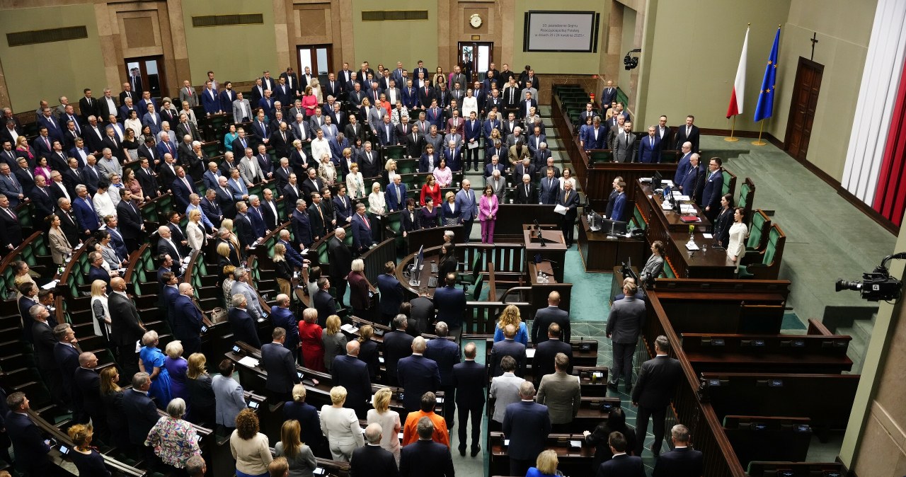 Rządzący odrabiają straty. Najnowszy sondaż partyjny