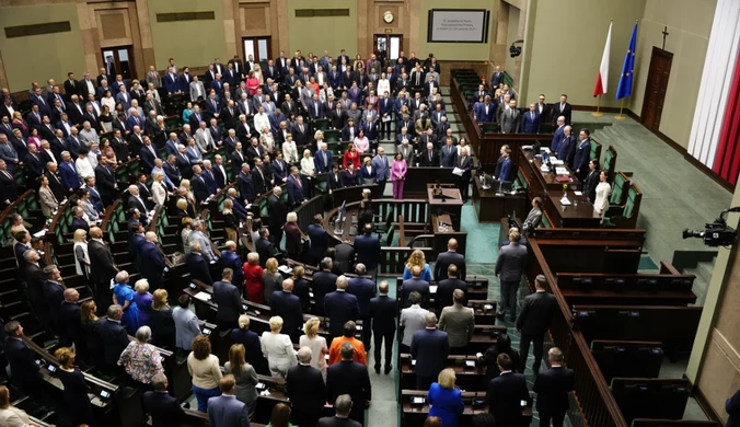 Rządzący odrabiają straty. Najnowszy sondaż partyjny