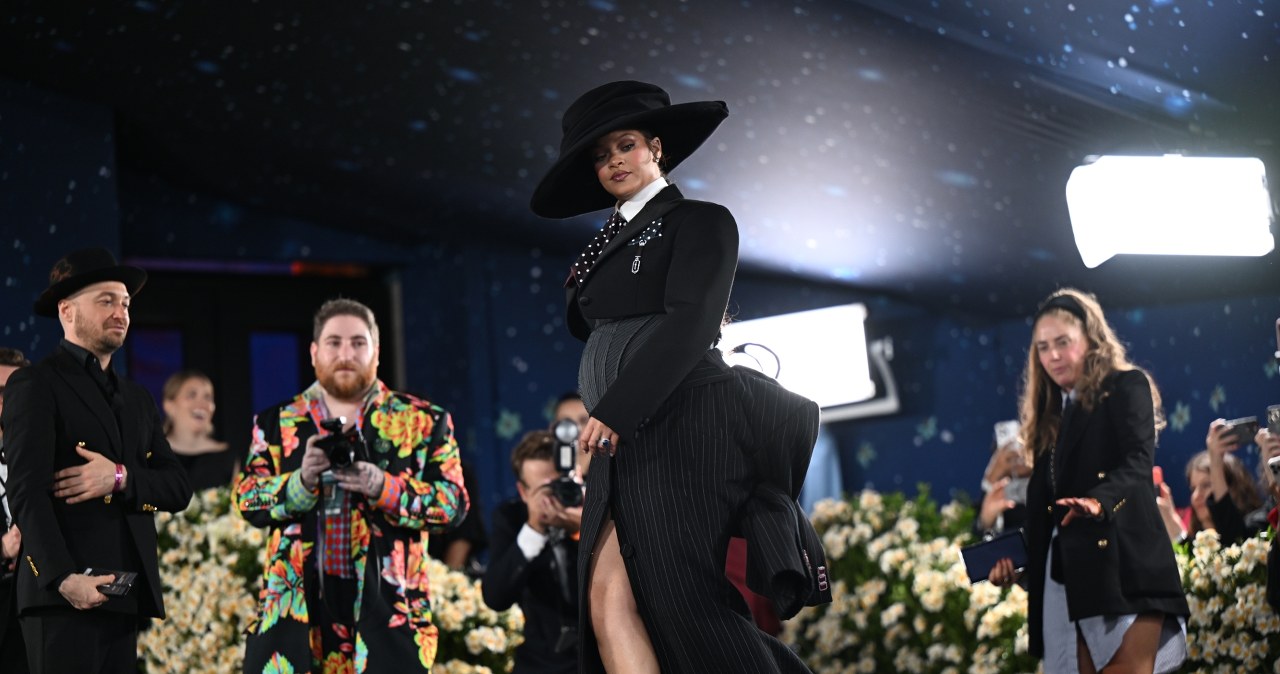 Rihanna zaskoczyła wszystkich. Zaprezentowała ciążowy brzuszek na MET Gali