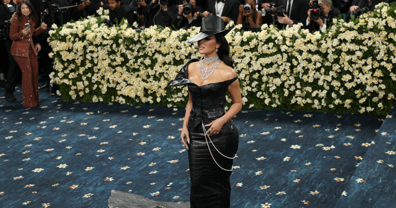 Dekolt Kardashian przyciągnął wzrok. To dopiero początek zaskoczeń Met Gali