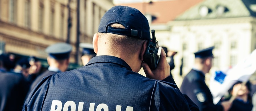 Policjanci z Poznania ustalają personalia mężczyzny, który wczoraj miał się wdać w sprzeczkę i szarpaninę z trzema 13-latkami. Mężczyzna uciekł, gdy nastolatki wezwały na miejsce policję.