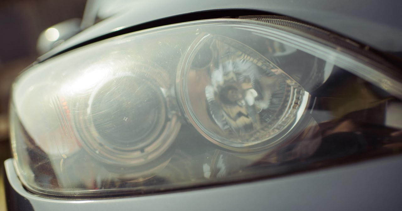 Zmatowiałe reflektory to duży problem. Mogą ograniczyć światło o 80 proc.