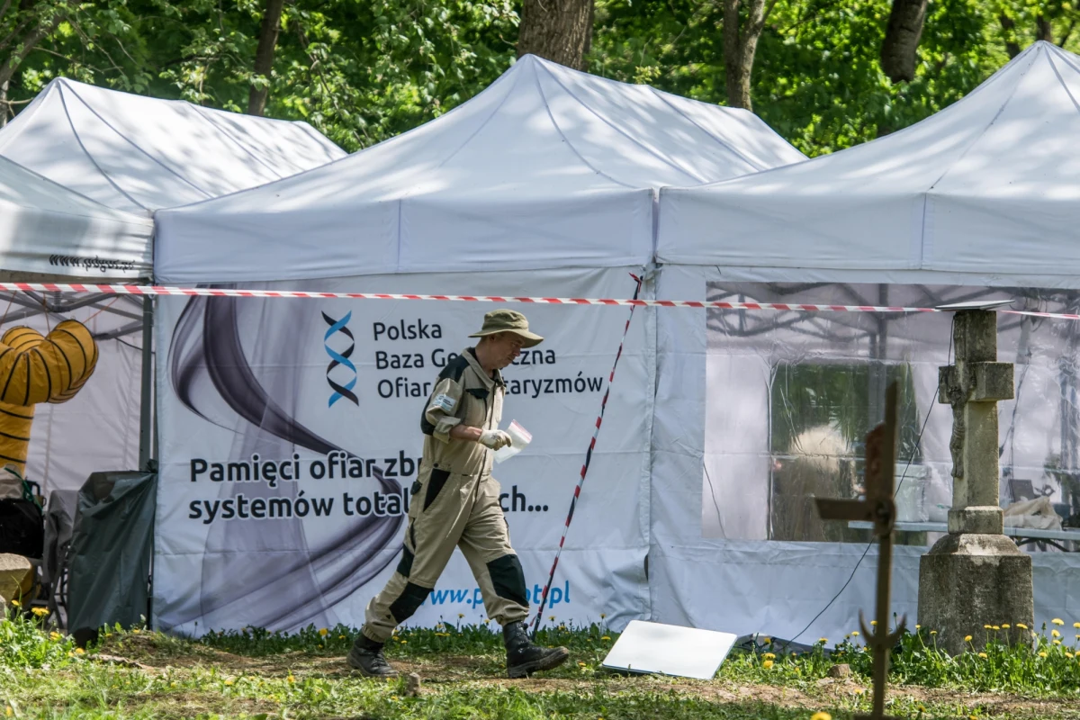 W Puźnikach w obwodzie tarnopolskim na zachodzie Ukrainy podczas ekshumacji znaleziono fragmenty szkieletów co najmniej 42 osób - kobiet, mężczyzn i dzieci. Taką informację podał polski resort kultury. Ostateczna liczba ofiar, ich płeć i wiek zostanie podana po przeprowadzeniu analiz laboratoryjnych.