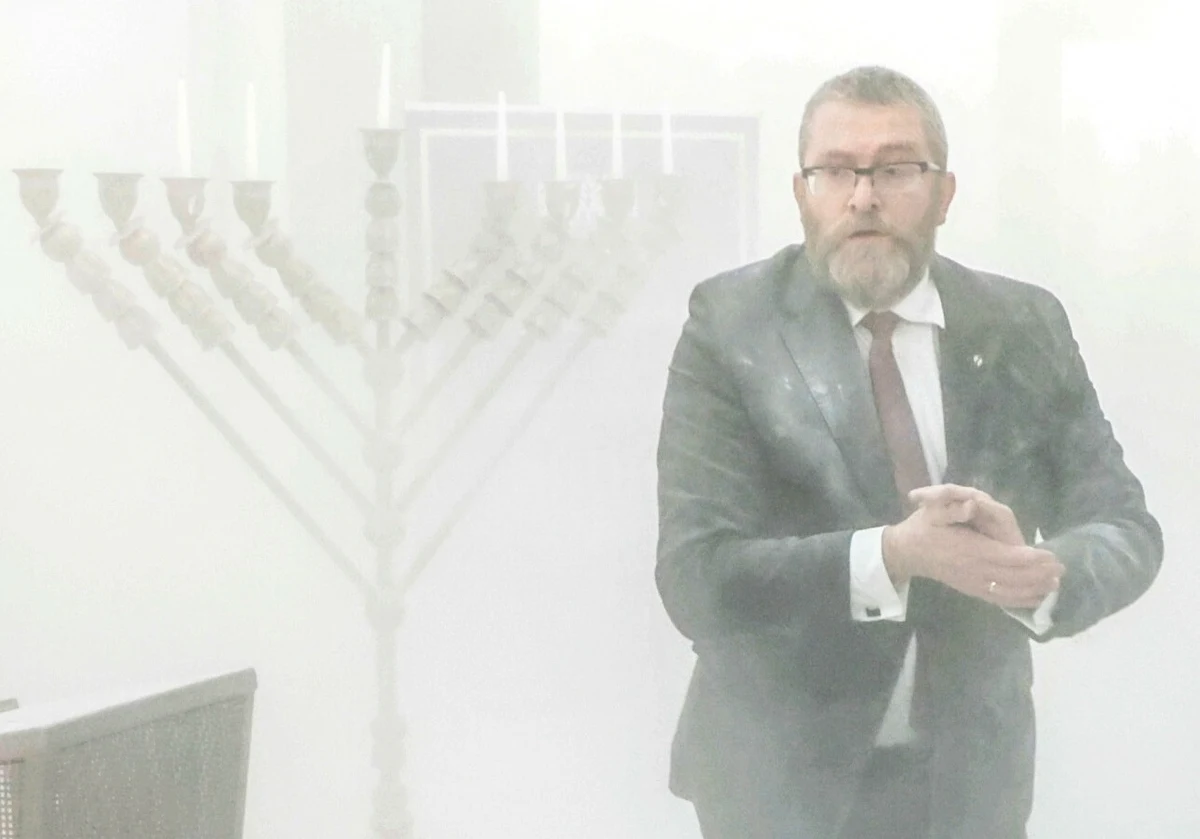 Parlament Europejski uchylił we wtorek immunitet europosła Grzegorza Brauna. Chodzi o śledztwo w sprawie zgaszenia przez Brauna świec chanukowych w Sejmie.