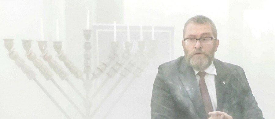Parlament Europejski uchylił we wtorek immunitet europosła Grzegorza Brauna. Chodzi o śledztwo w sprawie zgaszenia przez Brauna świec chanukowych w Sejmie.