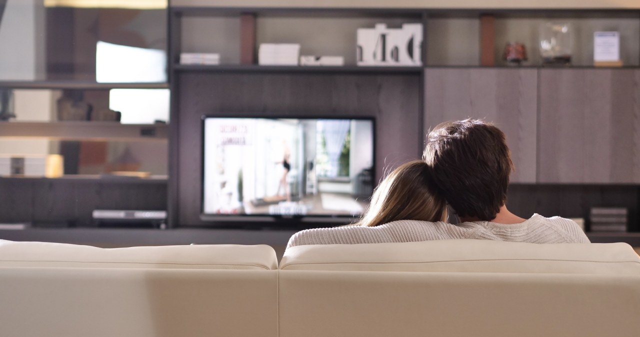 Telewizor na ścianie czy na szafce? Polacy stawiają na jedno rozwiązanie