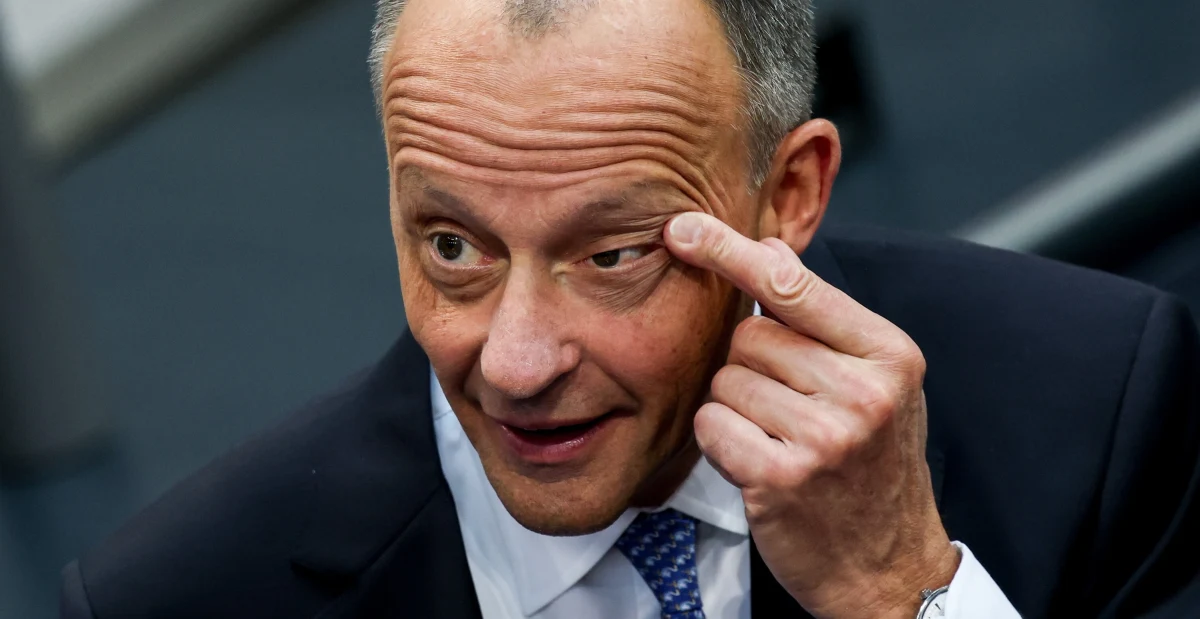 Szef CDU Friedrich Merz nie zamierza rezygnować z ubiegania się o urząd kanclerza Niemiec. Rano polityk poniósł nieoczekiwaną porażkę w pierwszym głosowaniu w Bundestagu. Przeciwko Merzowi zagłosowało kilku posłów jego koalicji. 