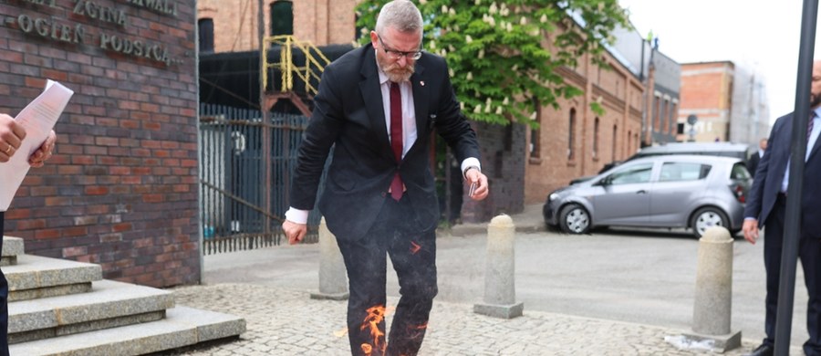 Kolejny skandal z udziałem Grzegorza Brauna. Kandydat na prezydenta zerwał unijną flagę, a następnie wytarł o nią buty. Na koniec spalił ja przed pomnikiem przy kopalni "Wujek".