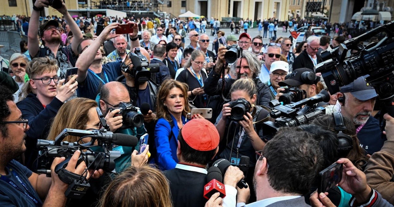 Biały dym możliwy w czwartek i nowy papież, który "uspokoi atmosferę"