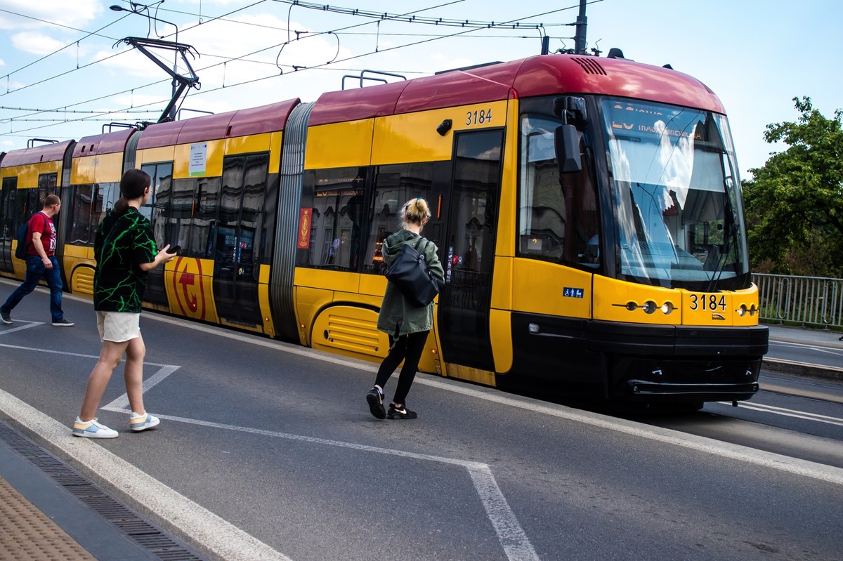 Zerwana trakcja w Warszawie. Utrudnienia w kursowaniu tramwajów