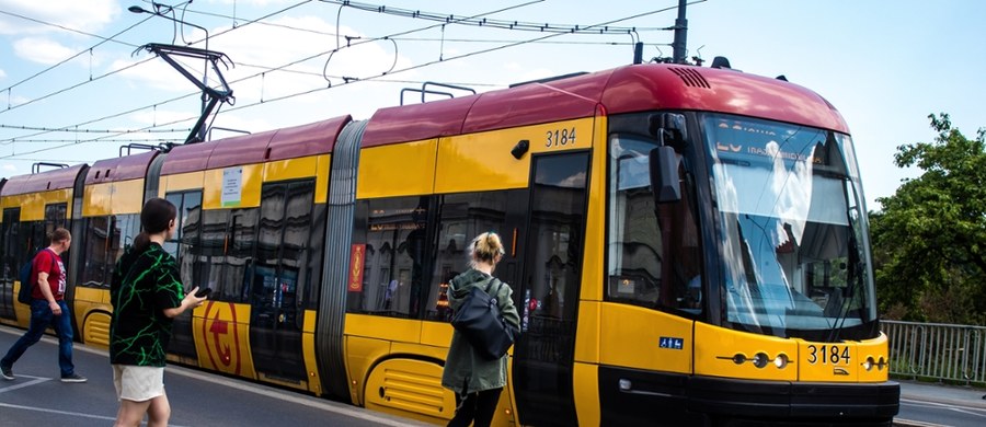 Utrudnienia w komunikacji miejskiej w stolicy. Samochód z podniesionym dźwigiem zerwał trakcję na placu Unii Lubelskiej w Warszawie - poinformował rzecznik Tramwajów Warszawskich Witold Urbanowicz. Tramwaje linii 4, 10, 11, 14, 16, 18 jeżdżą zmienionymi trasami.