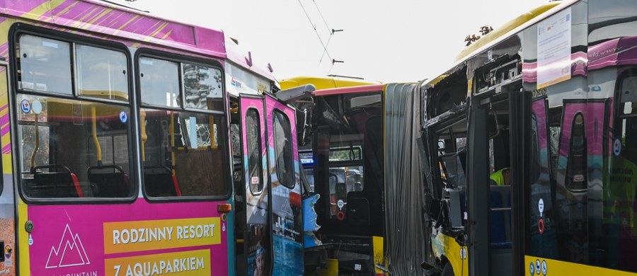 Autobus zderzył się z tramwajem na skrzyżowaniu alei Jana Kochanowskiego i Różyckiego we Wrocławiu. Siedmiu pasażerów trafiło do szpitala. W rejonie występują duże utrudnienia w ruchu.