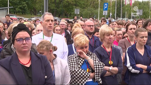 W całym kraju trwa żałoba w polskich szpitalach po zabójstwie ortopedy z Krakowa przed szpitalami płoną znicze, symbol żalu, solidarności i pamięci o zamordowanym. Jest smutek i poruszenie. Personel medyczny oddaje hołd lekarzowi, który na dyżurze lecząc innych, sam stracił życie. Dla ''Wydarzeń'' Magdalena Hykawy.