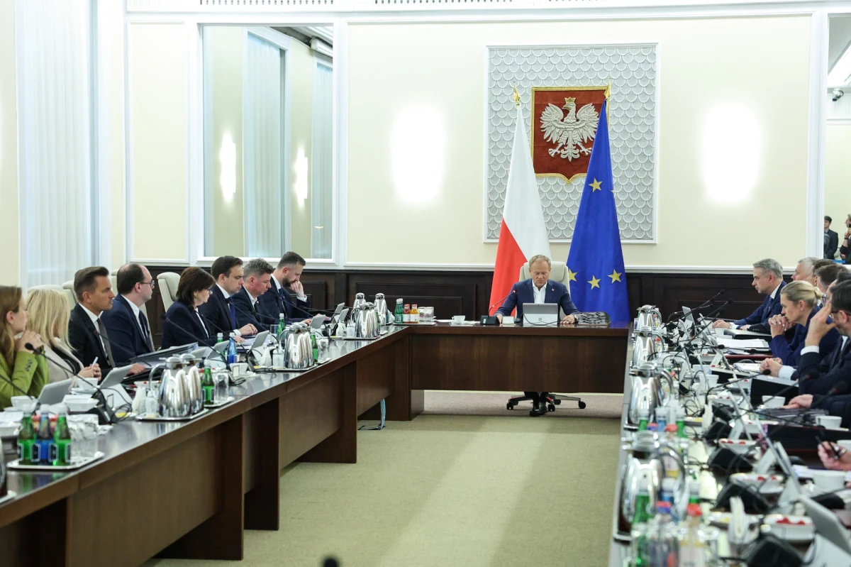 Podczas wtorkowego posiedzenia Rada Ministrów przyjęła uchwałę w sprawie skierowania do Sejmu wniosku o wyrażenie zgody na przedłużenie o kolejne 60 dni czasowego zawieszenia prawa do azylu - przekazało Ministerstwo Spraw Wewnętrznych i Administracji. Poprzednie rozporządzenie obowiązujące również przez 60 dni weszło w życie 27 marca.