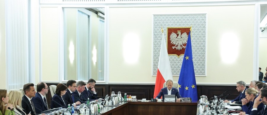 Podczas wtorkowego posiedzenia Rada Ministrów przyjęła uchwałę w sprawie skierowania do Sejmu wniosku o wyrażenie zgody na przedłużenie o kolejne 60 dni czasowego zawieszenia prawa do azylu - przekazało Ministerstwo Spraw Wewnętrznych i Administracji. Poprzednie rozporządzenie obowiązujące również przez 60 dni weszło w życie 27 marca.