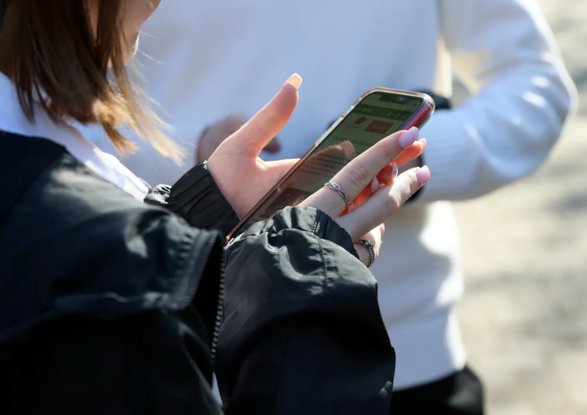 Od poniedziałku trwa maturalny maraton. Abiturienci podczas egzaminu muszą stosować się do ściśle określonych zasad. Centralna Komisja Egzaminacyjna przypomina, że wnoszenie na salę egzaminacyjną telefonów komórkowych, smartwatchy oraz innych urządzeń telekomunikacyjnych jest surowo zabronione. Za złamanie zakazu grożą surowe konsekwencje.