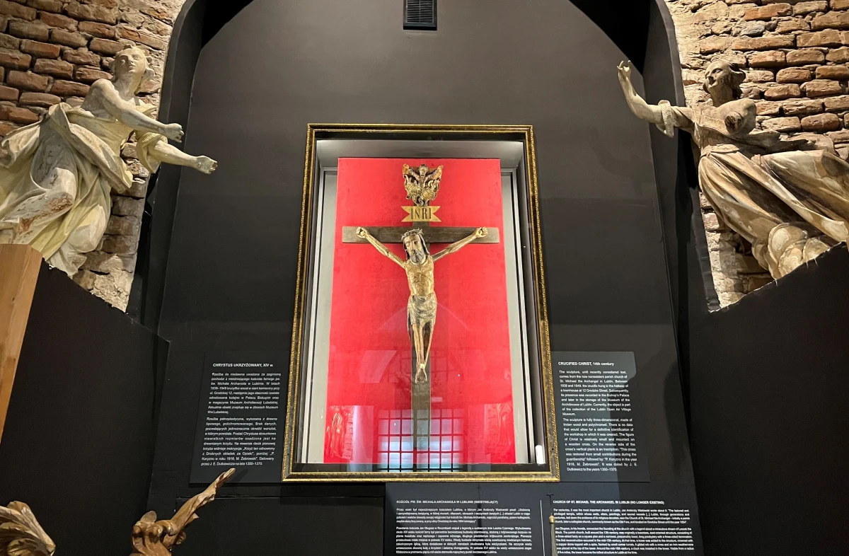 Wyjątkowy zabytek został udostępniony zwiedzającym w Wieży Trynitarskiej w centrum Lublina. To uważany przez wiele lat za zaginiony krzyż z nieistniejącego już kościoła farnego, który górował nad Starym Miastem.