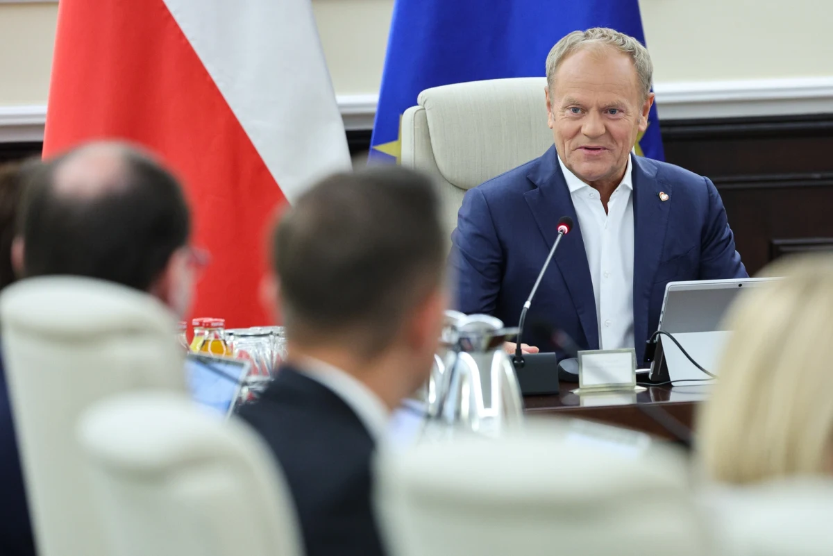 Rada Ministrów przyjęła pierwszy pakiet dziewięciu ustaw deregulacyjnych - poinformowała kancelaria premiera. Chodzi m.in. o rozszerzenie funkcjonalności aplikacji mObywatel, obniżenie opłat sądowych czy wydłużenie czasu na zmianę nazwiska po rozwodzie. Jak dodano, rozwiązania te mają ułatwić życie obywateli i firm.