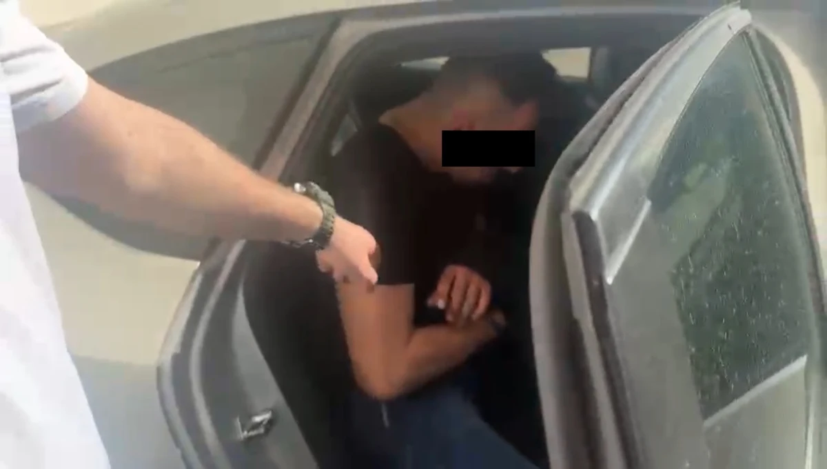 Policja w Warszawie zatrzymała 32-letniego mężczyznę podejrzanego o serię kradzieży, których ofiarami padali głównie seniorzy. Sprawca, wykorzystując zaufanie starszych osób, oferował im pomoc, wnosząc zakupy, a następnie, podając się za hydraulika, okradał ich mieszkania.