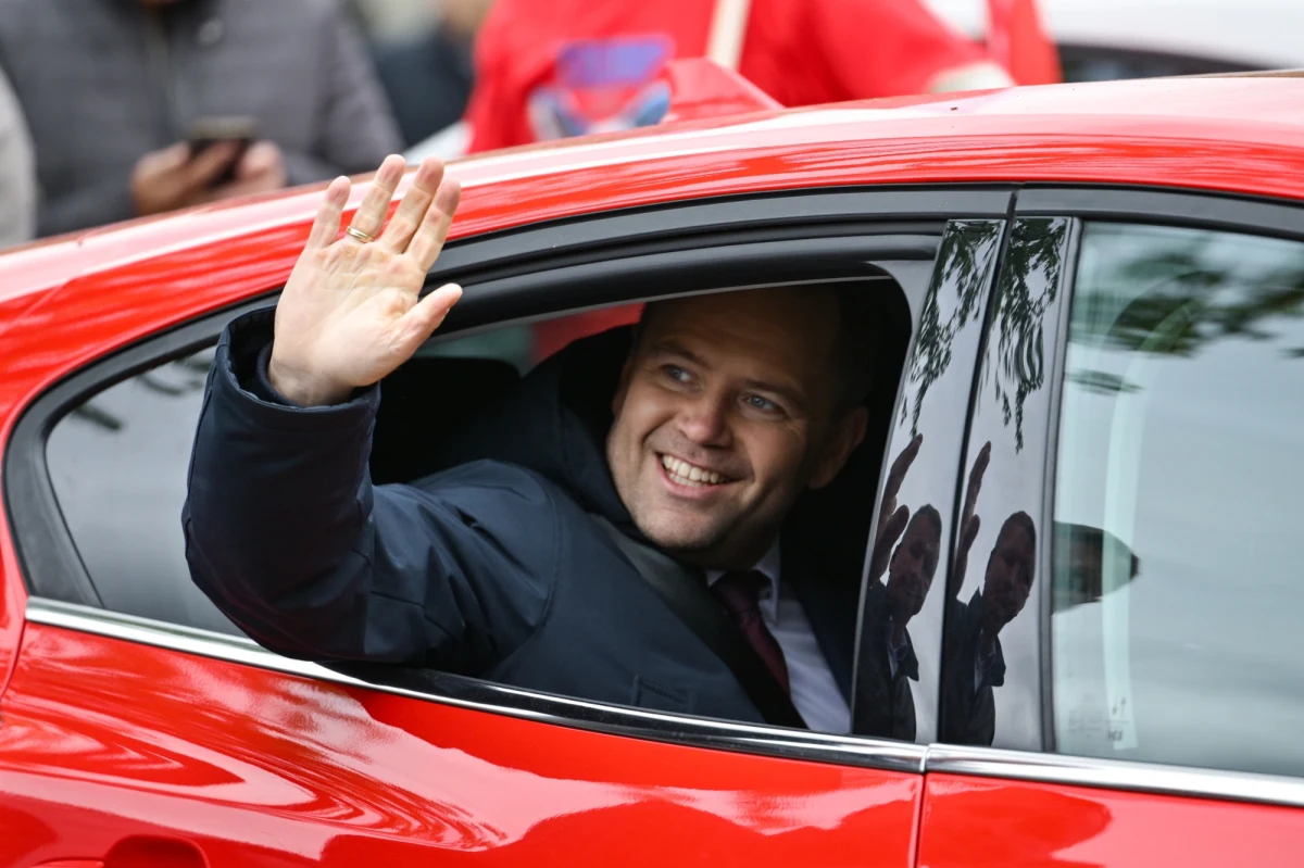 "Składam zawiadomienie o możliwości popełnienia przestępstwa przez Karola Nawrockiego. Pan Jerzy został oszukany, a sprawca musi ponieść konsekwencje" - napisała we wtorek Magdalena Biejat na platformie X. Stanowcze działanie kandydatki Lewicy na urząd prezydenta RP jest pokłosiem niejasności w sprawie sposobu nabycia mieszkania w Gdańsku przez popieranego przez PiS w nadchodzących wyborach prezydenckich Karola Nawrockiego.