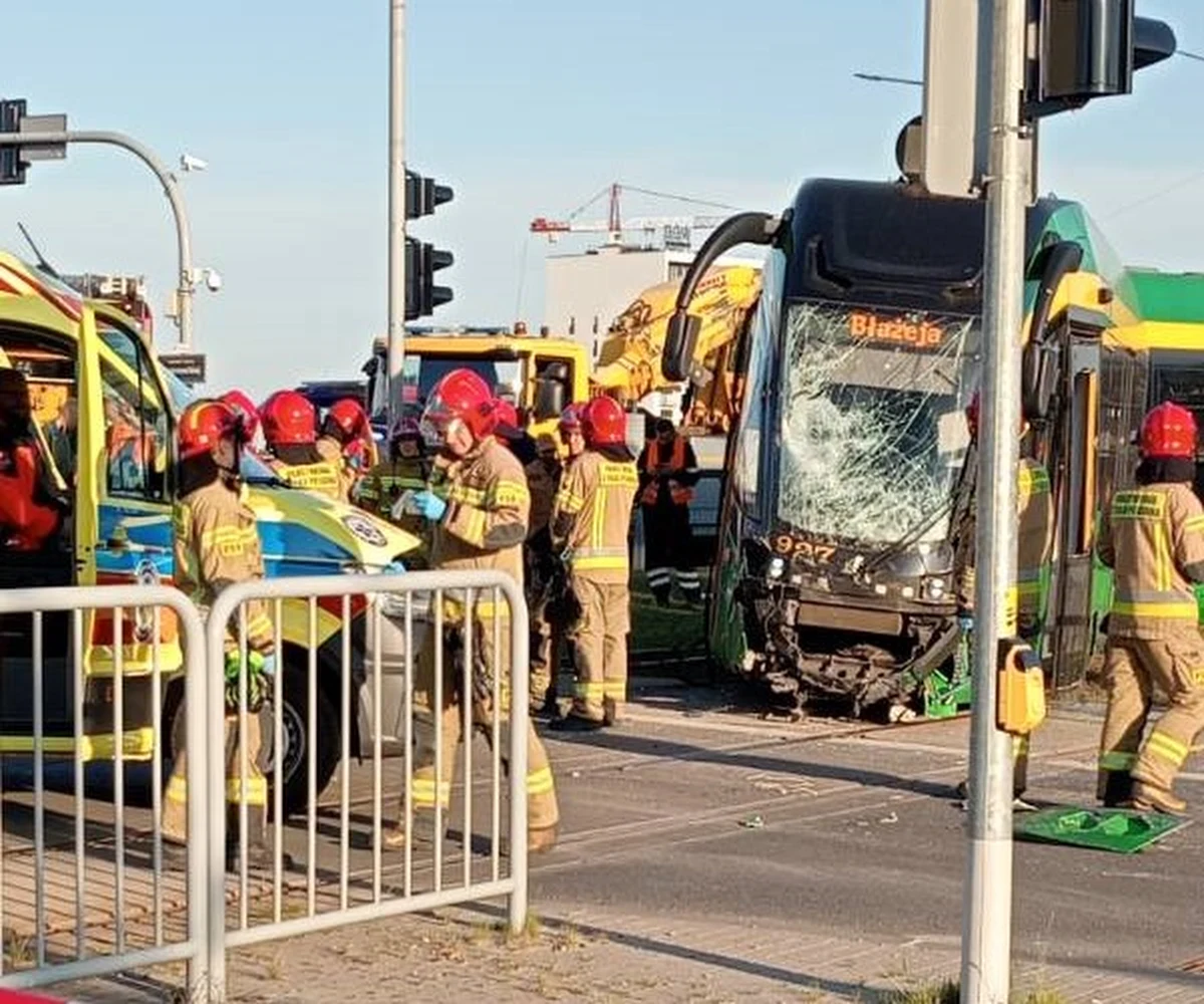 Poważny wypadek w centrum Poznania. W rejonie skrzyżowania ul. Naramowickiej i Lechickiej tramwaj zderzył się z dźwigiem. Są poszkodowani.