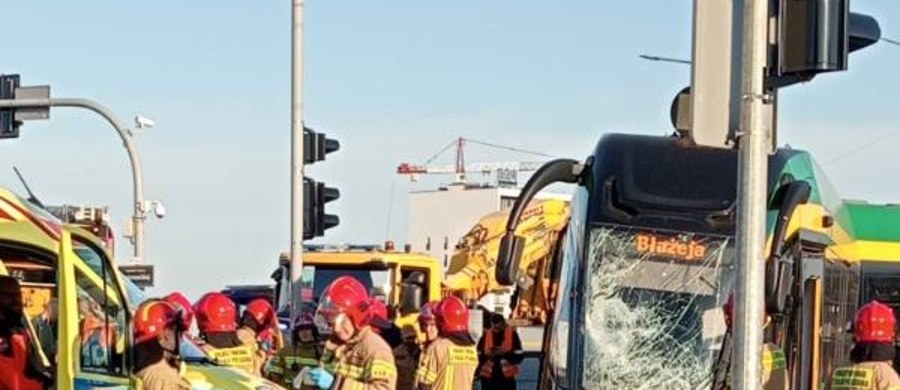 Poważny wypadek w centrum Poznania. W rejonie skrzyżowania ul. Naramowickiej i Lechickiej tramwaj zderzył się z dźwigiem. Są poszkodowani.