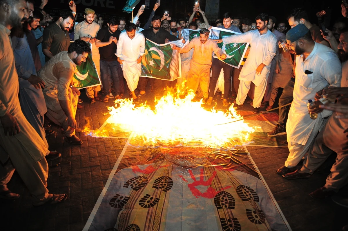 W indyjskich atakach na terytorium Pakistanu zginęło 8 osób, a prawie 40 zostało rannych. Takie informacje przekazał gen. Ahmed Szarif, rzecznik pakistańskich sił zbrojnych, cytowany przez agencję Reutera.
