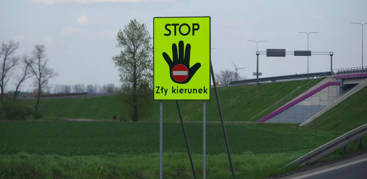 Na podkarpackim odcinku autostrady A4 doszło do sytuacji, która mogła mieć tragiczne skutki. Policja zatrzymała tam mężczyznę, który jechał skuterem pod prąd w kierunku Rzeszowa. Jak się tłumaczył i jaka kara go czeka? Przeczytacie o tym poniżej. 