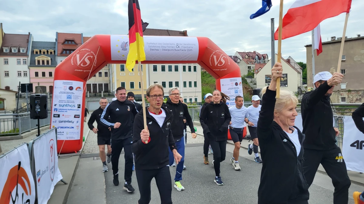 Sztafetowy Bieg Pamięci i Pojednania wyruszył dziś z niemieckiego Görlitz i dalej biegnie w kierunku Oświęcimia. Ta inicjatywa upamiętnia ofiary II wojny światowej. 