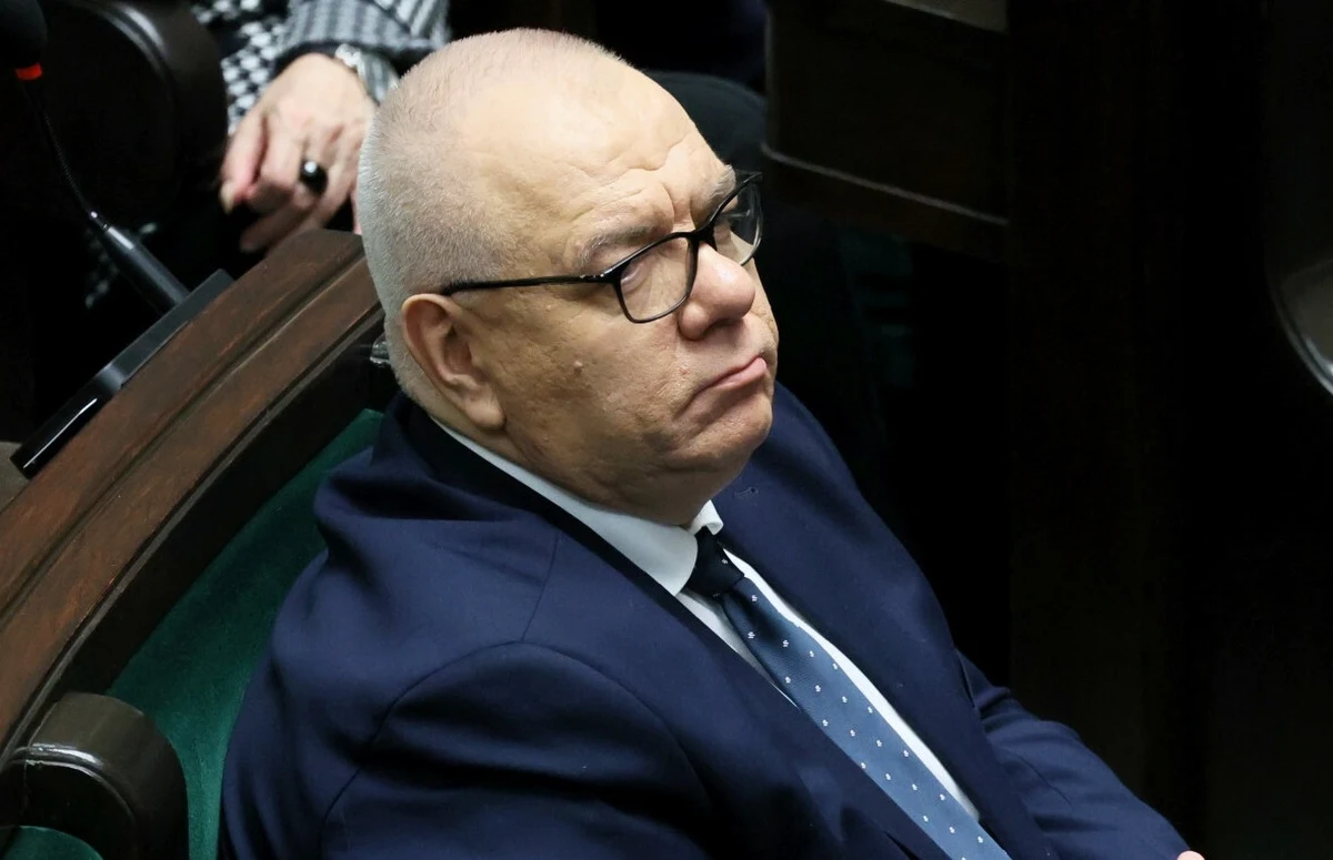 "Czy prawdą jest, że Rafał Trzaskowski swego czasu nie uzyskał poświadczenia bezpieczeństwa od służb, mimo że składał taką ankietę? Ja tu takie pytanie publicznie stawiam, bo takie informacje krążą" - mówił w Porannej rozmowie w RMF FM poseł PiS Jacek Sasin.