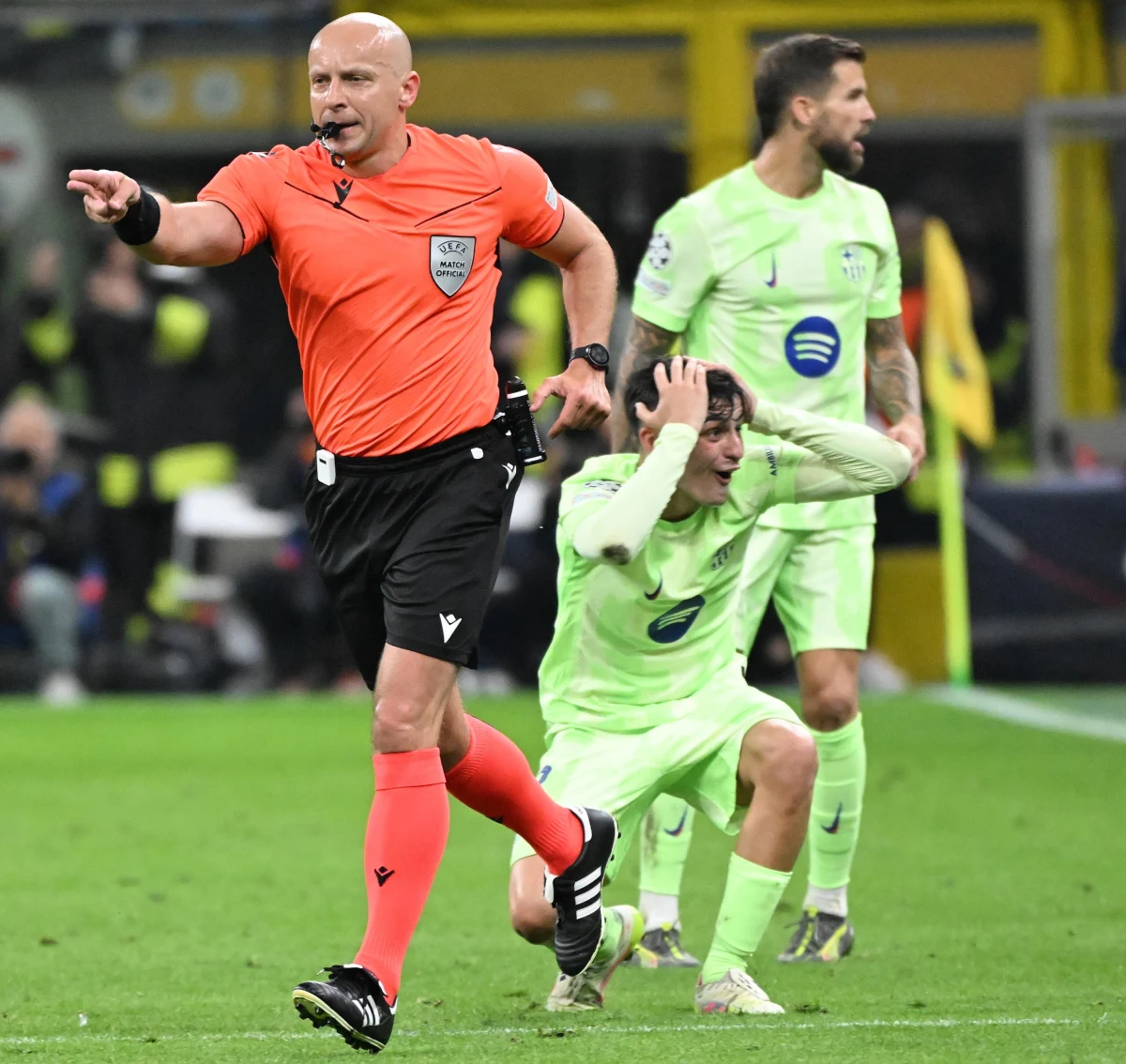 Hiszpańskie media nie mogą się pogodzić z ostatecznym rezultatem półfinałowego starcia FC Barcelona z Interem Mediolan. Winę za porażkę drużyny ze stolicy Katalonii zrzucają na polskiego arbitra Szymona Marciniaka. "Wyrzuca drużynę Hansiego Flicka z Ligi Mistrzów po fantastycznej remontadzie" - komentują pracę Polaka hiszpańscy dziennikarze. 