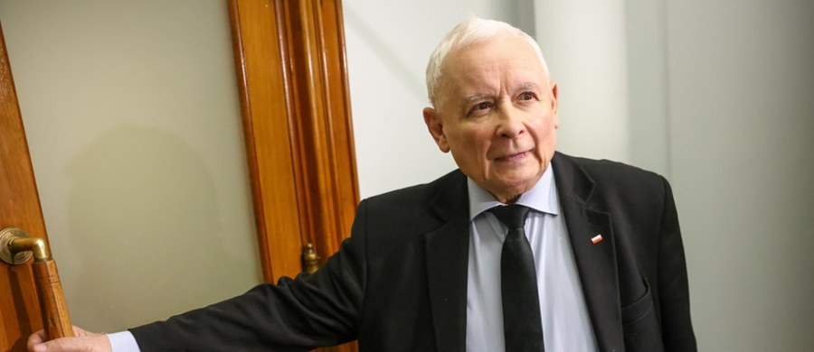 Jarosław Kaczyński powiedział, że nie żałuje "w najmniejszym stopniu" tego, że wsparł kandydaturę Karola Nawrockiego na prezydenta. Podkreślił, że wyjaśnienia Nawrockiego i jego sztabu dotyczące mieszkania w Gdańsku są spójne. Zaatakował także media: "Nie ma żadnej sprzeczności, wymyślacie sobie, jesteście funkcjonariuszami politycznymi".
