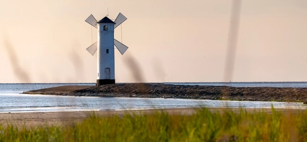 Czy czas podróży ze Szczecina do Świnoujścia skróci się do 15 minut? Prezydent Świnoujścia Joanna Agatowska twierdzi, że jest to możliwe. W rozmowie z Business Insider Polska tłumaczy, że rozwiązaniem jest przeprawa drogowo-kolejowo-rowerowa przez Zalew Szczeciński.