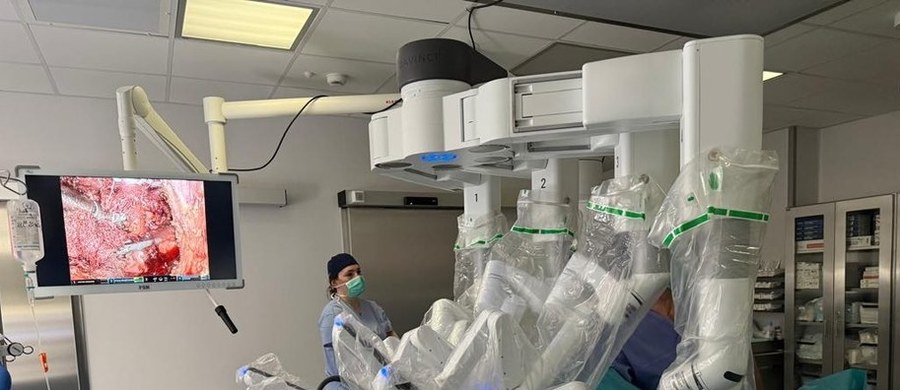 Mniejsze nacięcie to mniejszy ból, ale też mniejsze ryzyko przepuklin pooperacyjnych oraz infekcji rany. Dzięki zabiegom z wykorzystaniem robota chirurgicznego - pacjenci szybciej usprawniają się po operacji, po mniejszych zabiegach mogą wyjść do domu tego samego dnia, a po większych w drugiej lub trzeciej dobie.