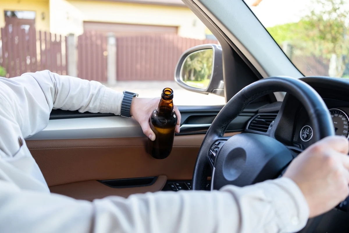 Ogromną nieodpowiedzialnością i brakiem wyobraźni wykazał się 30-latek zatrzymany przez policję w Sierpcu (woj. mazowieckie). Kompletnie pijany mężczyzna prowadził auto, w którym przewoził swoją 4-letnią córkę. 