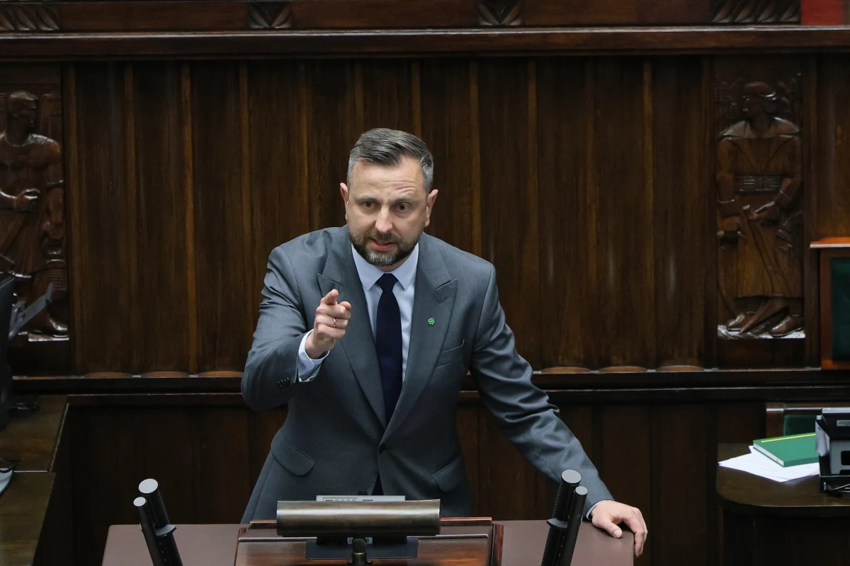 ​Minister obrony narodowej Władysław Kosiniak-Kamysz w ostrych słowach odniósł się w Sejmie do wypowiedzi posła niezrzeszonego Romana Fritza, który zasugerował, że rząd zamierza wysłać polskich żołnierzy na Ukrainę. "Pan naraża na szwank Polskę" - stwierdził.  