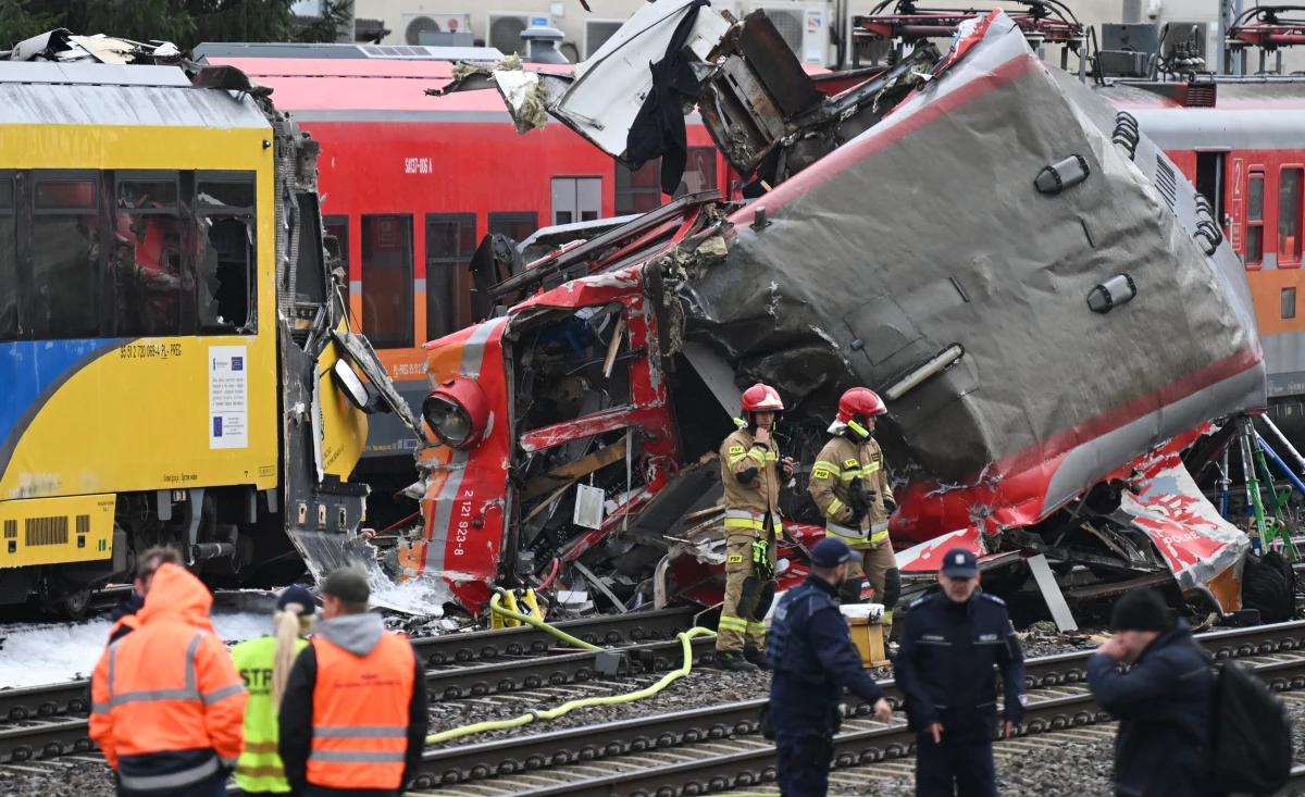 Maszynista autobusu szynowego został oskarżony o spowodowanie katastrofy w ruchu lądowym, której tragiczne konsekwencje miały miejsce 5 października 2023 r. w Gdyni. Choć do zderzenia dwóch pociągów doszło w wyniku błędu ludzkiego, śledztwo ujawnia niepokojące szczegóły, które mogą wpłynąć na przyszłość bezpieczeństwa transportu kolejowego w Polsce.