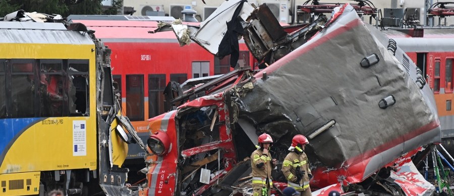 Maszynista autobusu szynowego został oskarżony o spowodowanie katastrofy w ruchu lądowym, której tragiczne konsekwencje miały miejsce 5 października 2023 r. w Gdyni. Choć do zderzenia dwóch pociągów doszło w wyniku błędu ludzkiego, śledztwo ujawnia niepokojące szczegóły, które mogą wpłynąć na przyszłość bezpieczeństwa transportu kolejowego w Polsce.