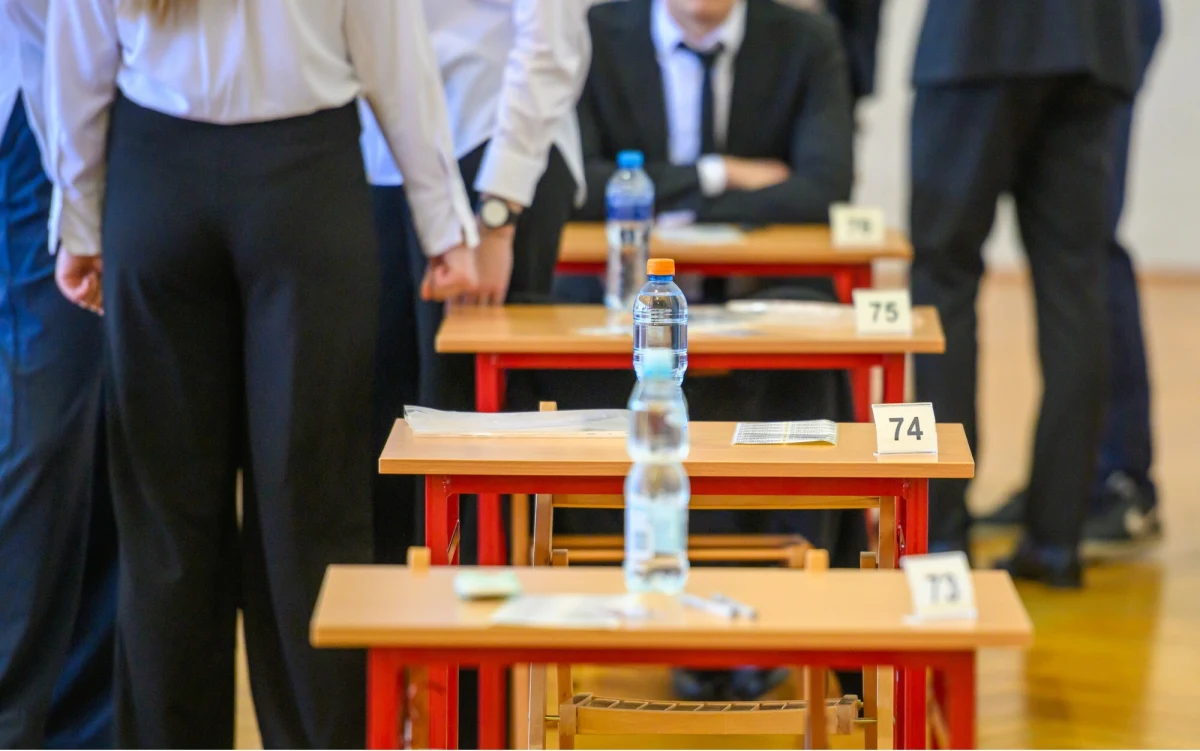 O godz. 11 w środę zakończył się obowiązkowy pisemny egzamin maturalny z języka obcego nowożytnego. Dyrektor CKE Robert Zakrzewski powiedział, że egzamin przebiegł spokojnie. Analizowana jest natomiast sprawa publikacji zdjęć arkusza egzaminacyjnego. "Nieprawidłowości będą zgłoszone do odpowiednich służb" - dodał.