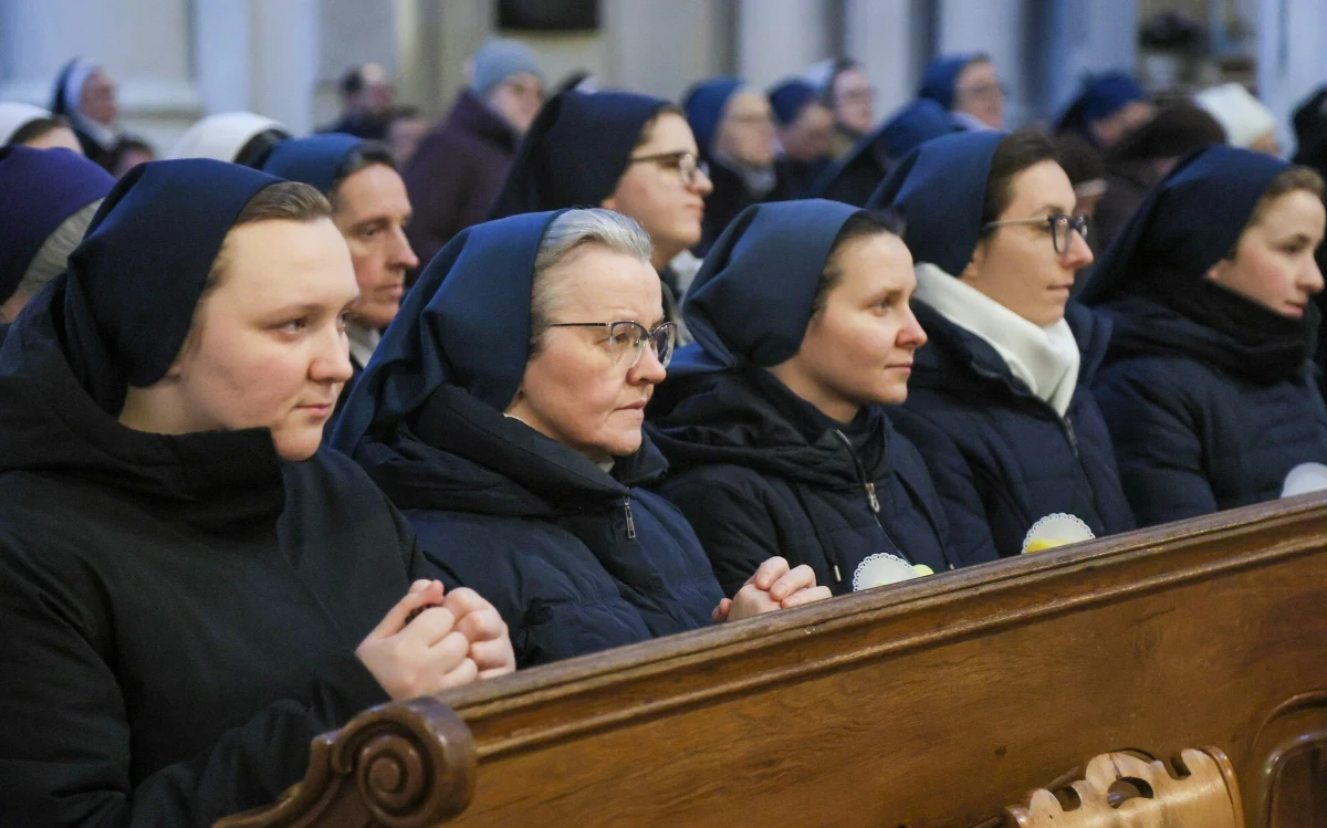 Siostry zakonne poświęcają życie modlitwie i służbie drugiemu człowiekowi - opiekują się chorymi, uczą dzieci, prowadzą przedszkola i domy opieki. Ale co dzieje się, gdy same potrzebują wsparcia na starość? Okazuje się, że emerytury zakonnic w Polsce to temat pełen paradoksów - od skromnych świadczeń po pełną zależność finansową od przełożonych. Poznaliśmy konkretne kwoty, źródła finansowania i realia życia po służbie.